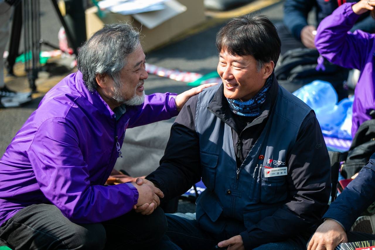 어깨를 두드리며 인사를 나누는 모습