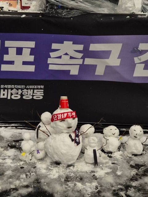 단결투쟁 머리띠를 두른 눈사람들