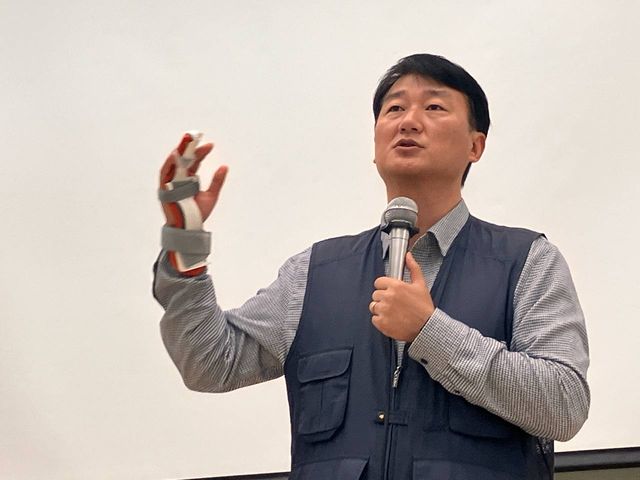 마이크를 들고 청년들에게 이야기하는 양경수 위원장