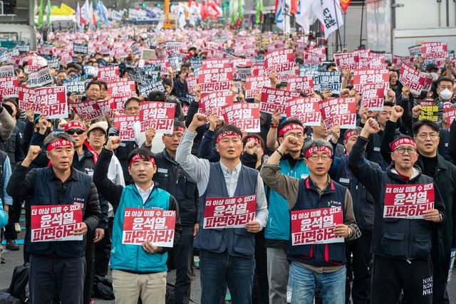 "윤석열 파면하라" 손팻말을 들고 주먹을 쥔 조합원들