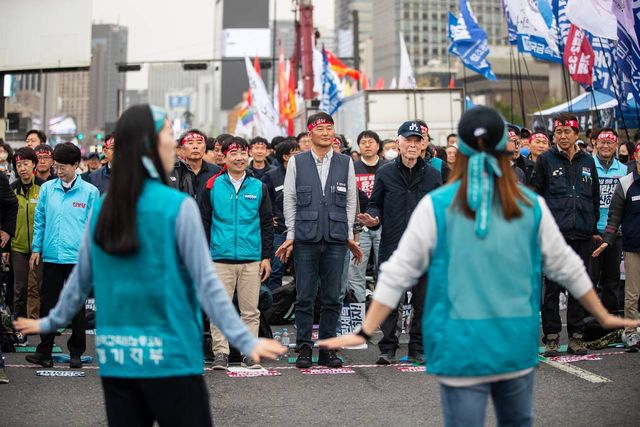 대열 앞에서 율동을 하는 조합원들