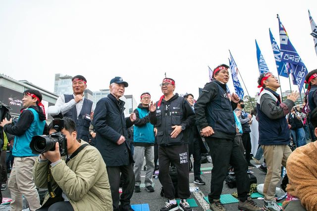 대열 맨 앞줄의 조합원들과 사진기자
