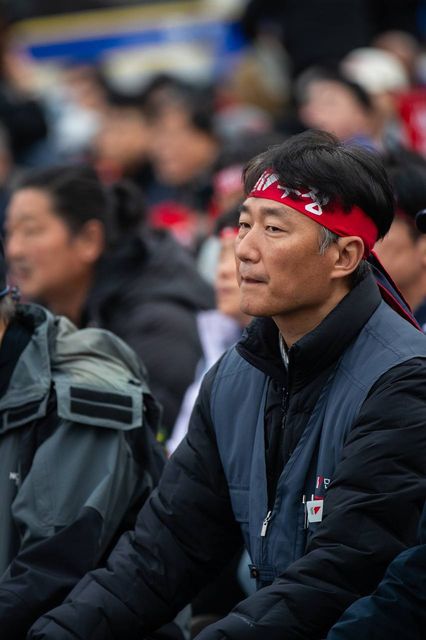 집회 대열에 앉아 연단을 바라보는 모습