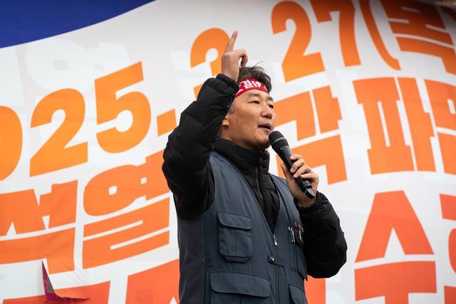 "2025. 3. 27" 현수막 앞에서 주먹을 들고 발언하는 양경수 위원장