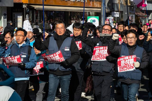 "윤석열 파면하라" 손팻말을 들고 행진하는 대열