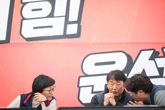 단상에서 의견을 나누는 모습