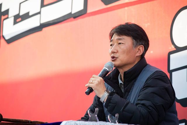 마이크를 잡고 웃는 얼굴