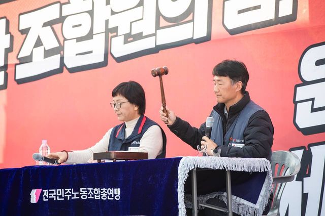 전국민주노동조합총연맹 탁자에서 의사봉을 든 양경수 위원장