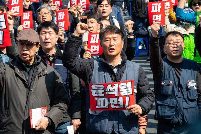 "윤석열 파면!" 손팻말을 들고 주먹을 든 양경수 위원장과 조합원들