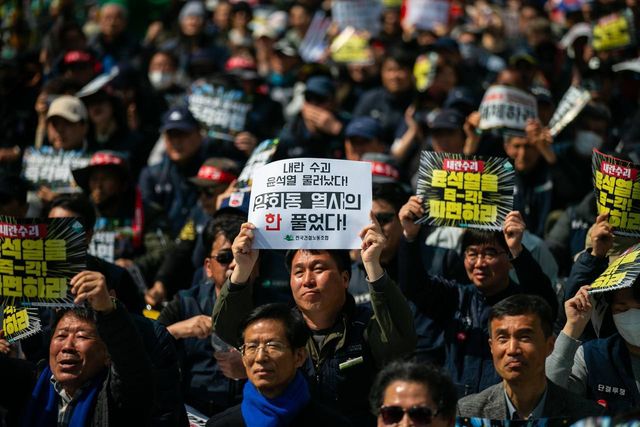"내란수괴 윤석열이 물러났다! 양회동 열사의 한 풀었다!" 손팻말을 든 조합원들