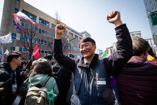 주먹을 쥐고 웃는 얼굴