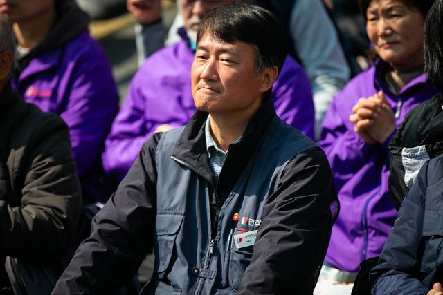 선고를 기다리며 앉아 있는 양경수 위원장