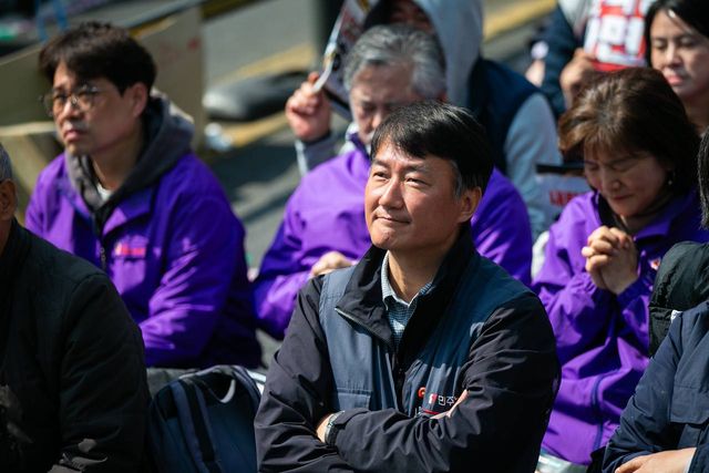 보라색 조끼를 입은 사람들 사이에서