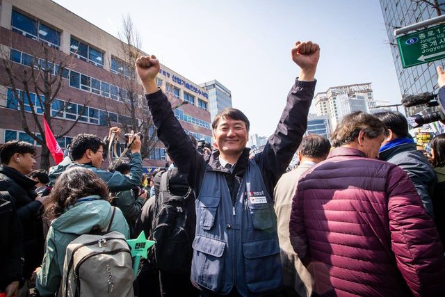 두 팔을 번쩍 든 양경수 위원장