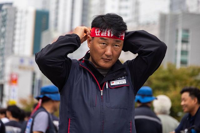 단결투쟁 머리띠를 고쳐 매는 양경수 위원장